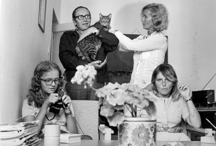 Тадеуш Конвицкий (с котом) с семьей в своей квартире, Варшава, 1975, фото: Михал Броварский / Forum